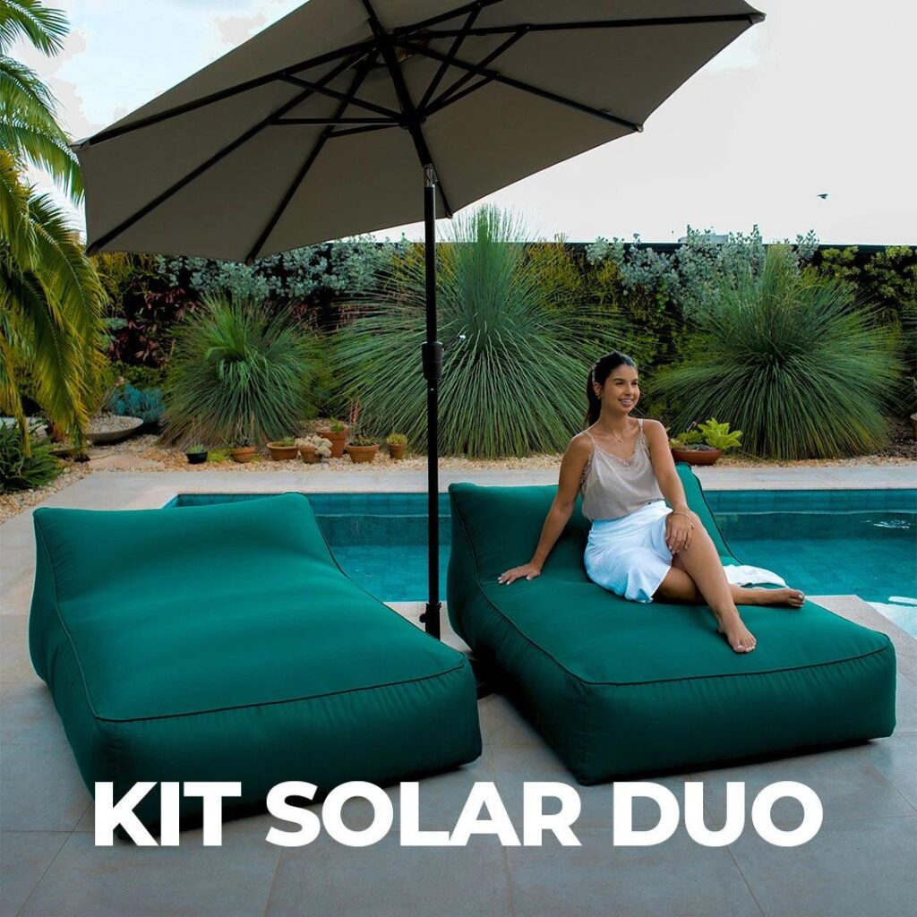 O kit com espreguiçadeira e ombrelone oferece conforto para casais ou amigos que desejam relaxar ao ar livre.