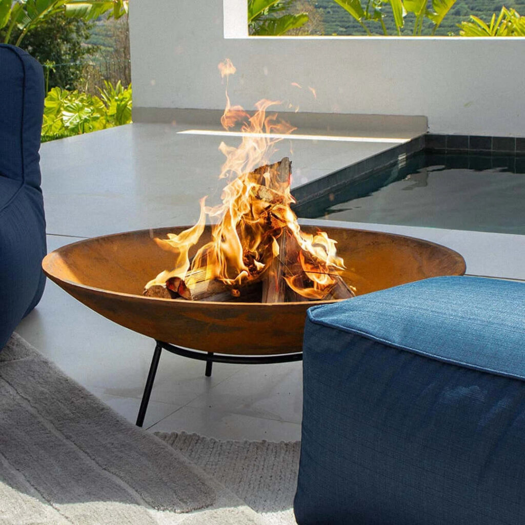 Para criar um lounge externo aconchegante com lareira, é essencial escolher o modelo ideal para o seu espaço. Na Eco Flame Garden, oferecemos uma variedade de opções para aquecer e transformar sua área externa em um ambiente acolhedor e sofisticado.