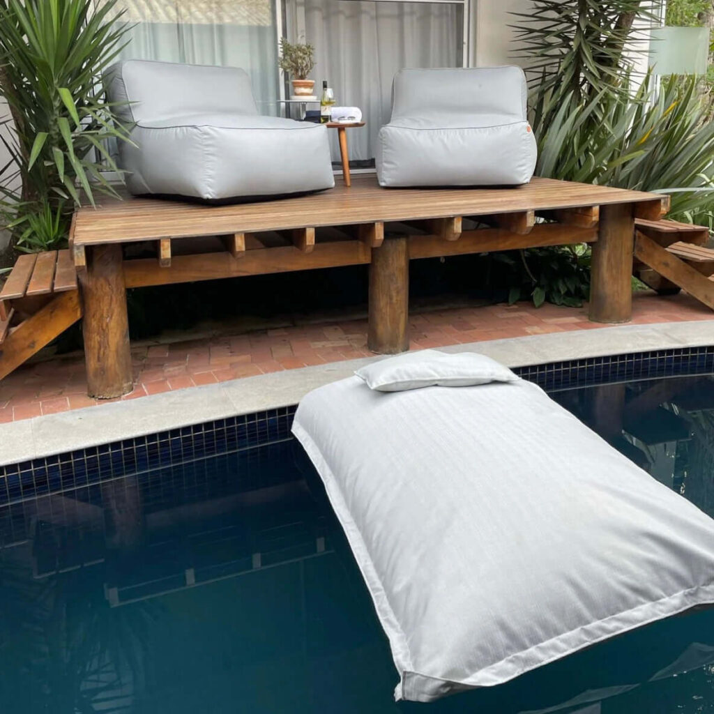 Seja para um banho de sol ou uma conversa descontraída, os puffs Eco Flame Garden tornam sua área da piscina ainda mais acolhedora e convidativa.