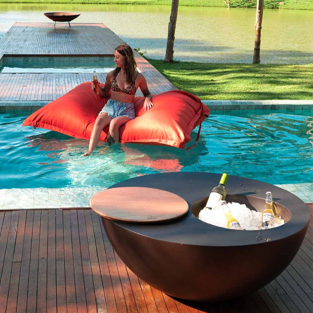 Área da piscina com uma champanheira é a combinação perfeita para quem quer decorar áreas externas e de lazer.