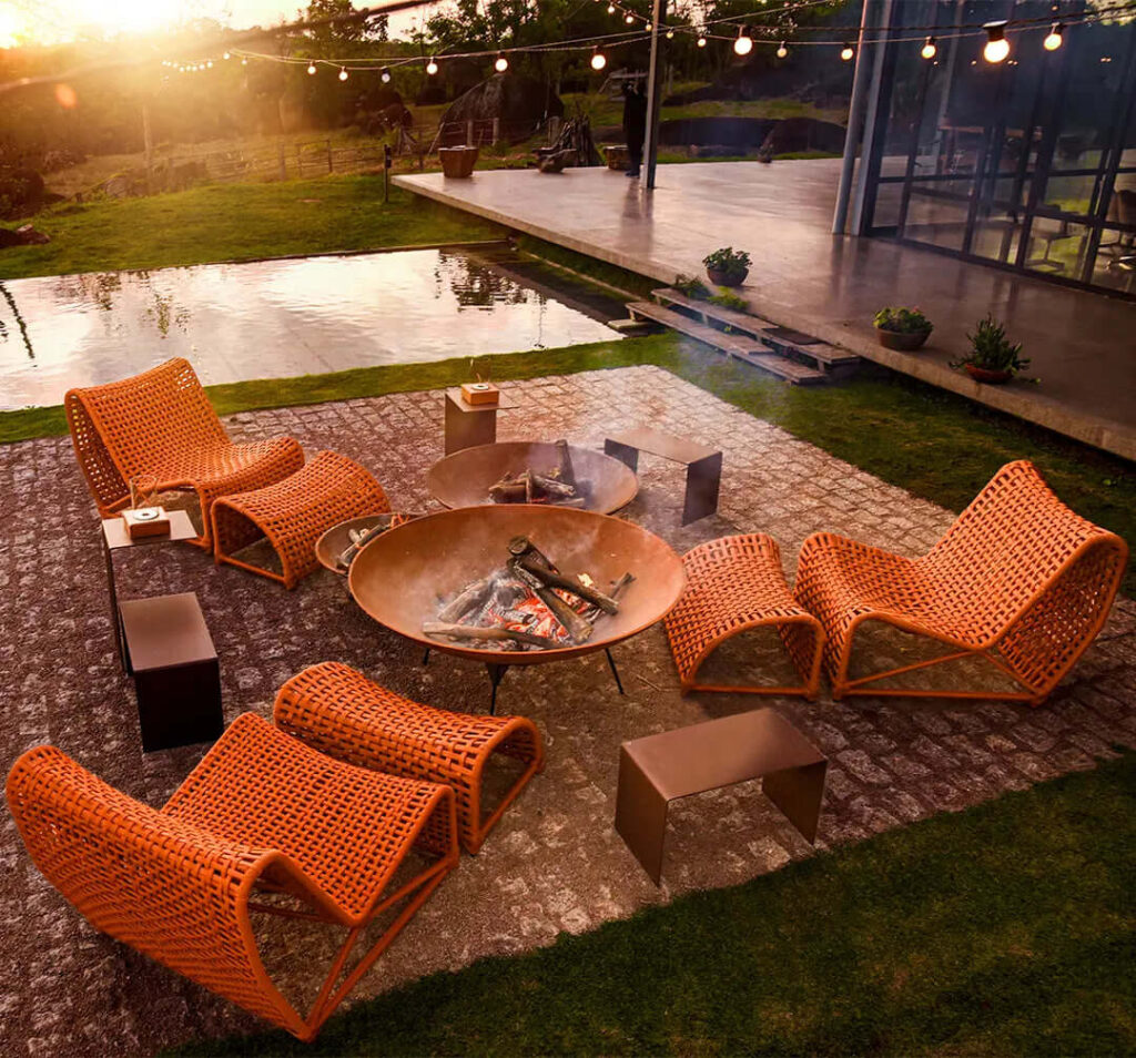 Os móveis tramados são uma escolha sofisticada e durável para áreas externas, combinando resistência às condições climáticas com elegância e conforto.