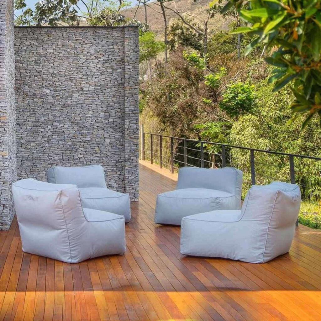 Os puffs de jardim são uma excelente opção para áreas externas, oferecendo conforto, versatilidade e facilidade de movimentação. Disponíveis em diversos formatos e tamanhos, podem ser usados como assentos extras ou peças centrais em lounges ao ar livre. 