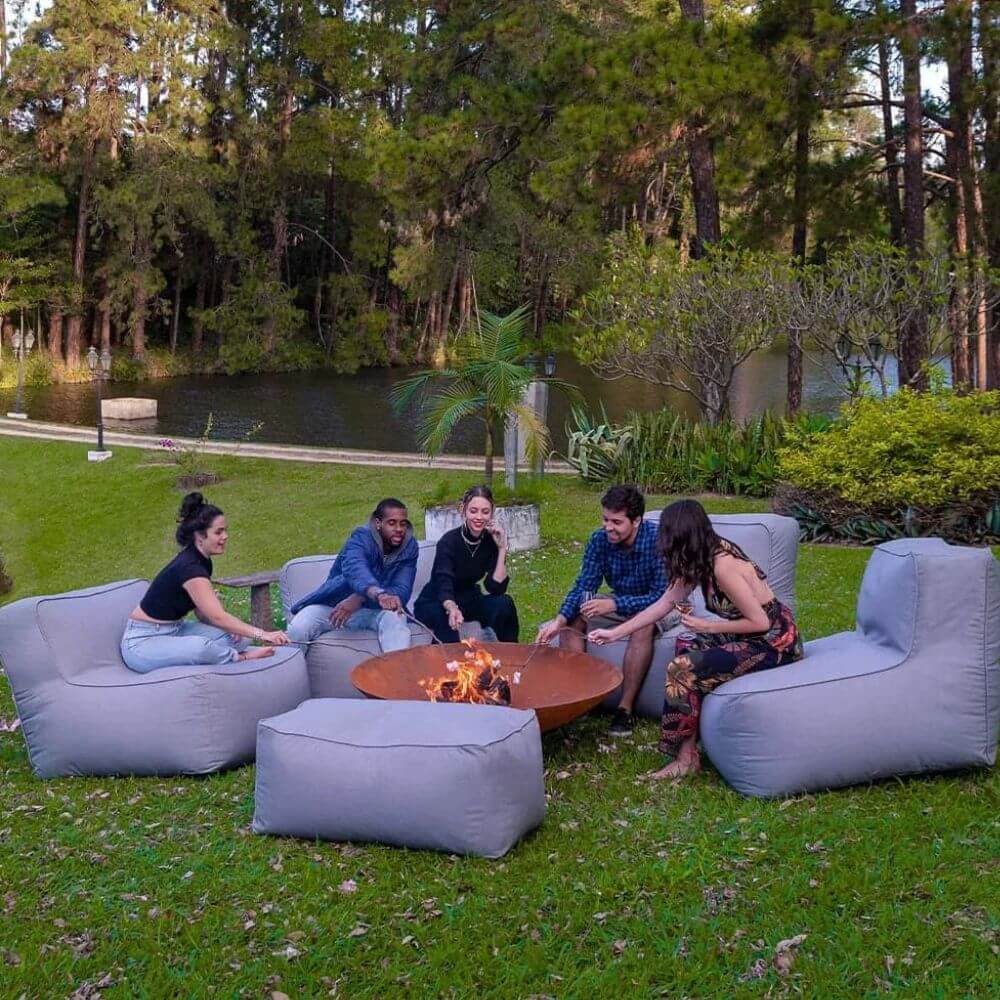 Na Eco Flame Garden, acreditamos que a lareira externa para jardim certa tem o poder de transformar qualquer espaço ao ar livre em um ambiente acolhedor e convidativo. Oferecemos uma linha de lareiras projetadas para atender a diversos estilos e necessidades, com modelos que variam de opções compactas e portáteis a unidades maiores e mais robustas.