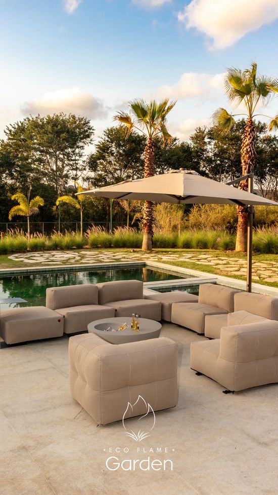 Para garantir o conforto dos convidados durante a festa de Ano Novo no jardim, os ombrelones são uma solução prática e elegante contra o sol. Além de proporcionar sombra, eles adicionam um toque estético ao ambiente, tornando-o mais convidativo. 