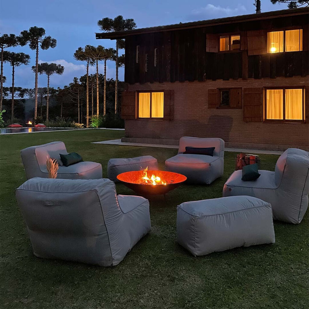 Para transformar seu jardim em um espaço convidativo para a festa de Ano Novo, a seleção de itens certos é crucial para garantir conforto e charme. Puffs e sofás para área externa são perfeitos para criar pontos de encontro onde os convidados podem relaxar e socializar