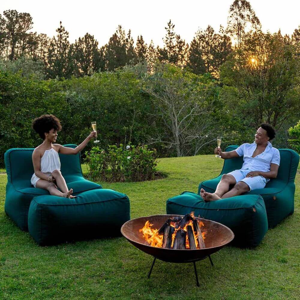 Uma lareira externa é o toque final que transforma sua área gourmet moderna externa em um espaço acolhedor e convidativo, especialmente nas noites mais frias. Além de proporcionar calor, ela cria um ponto focal, onde os convidados podem se reunir, conversar e aproveitar a companhia uns dos outros.