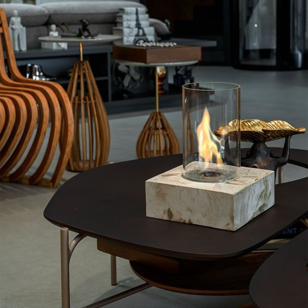 A lareira de mesa Ecomarble é uma opção elegante e funcional, ideal para adicionar calor e estilo a qualquer ambiente. Portátil, ela pode ser posicionada facilmente em diferentes locais, como mesas ao ar livre ou cantos de leitura no jardim. Seu design sofisticado não só proporciona aquecimento eficiente, mas também serve como um complemento estético, aprimorando a decoração do espaço.