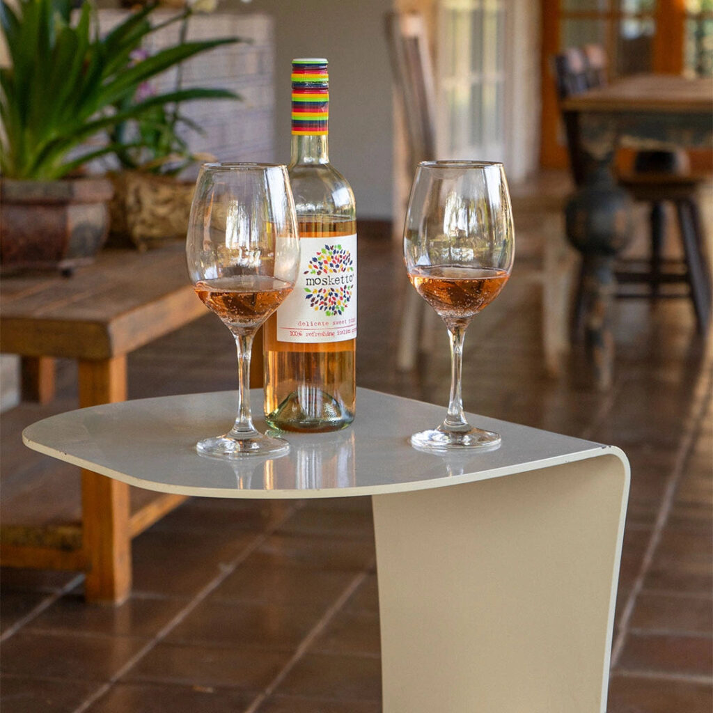 A mesa lateral é um complemento essencial para a área gourmet moderna externa, oferecendo praticidade e funcionalidade. Ideal para apoiar bebidas, petiscos e itens decorativos, ela contribui para a ambientação do espaço.