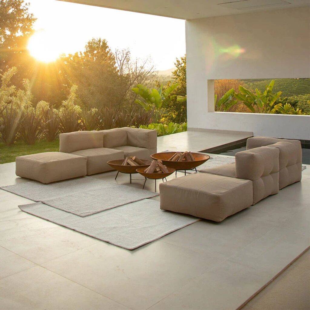 Os puffs modulares são uma opção versátil e inteligente para sua área gourmet moderna externa, permitindo configurar o espaço conforme suas necessidades. Podem ser combinados de diversas formas, criando desde pequenos conjuntos até grandes áreas de estar, adaptando-se ao layout desejado e acomodando tanto grandes grupos quanto ambientes mais intimistas.