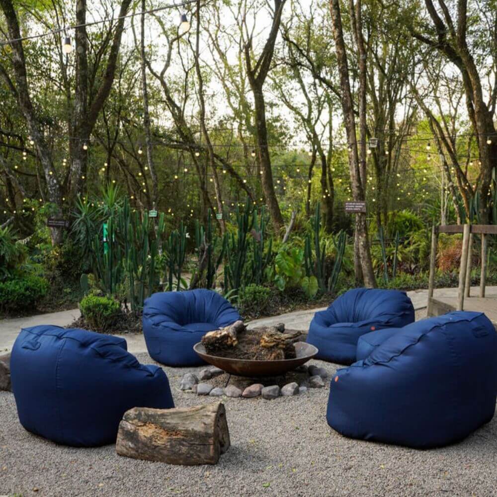 Os puffs modulares são uma excelente escolha para quem busca flexibilidade e personalização no jardim. Eles permitem configurar o espaço de acordo com as necessidades, seja para grupos grandes ou ambientes mais íntimos.