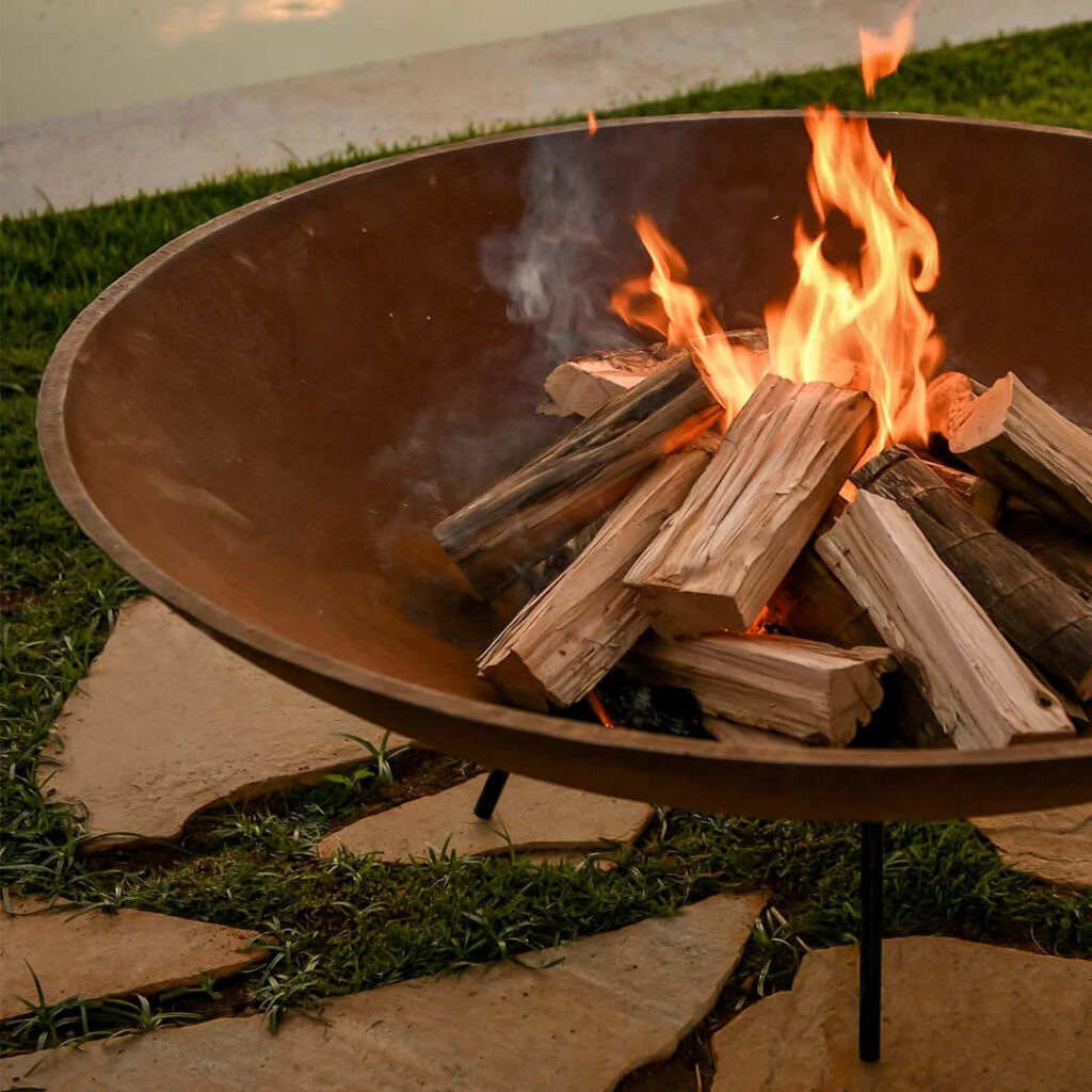 Adicionar uma lareira externa ao jardim é uma excelente maneira de criar um ambiente acolhedor, especialmente em noites mais frescas.