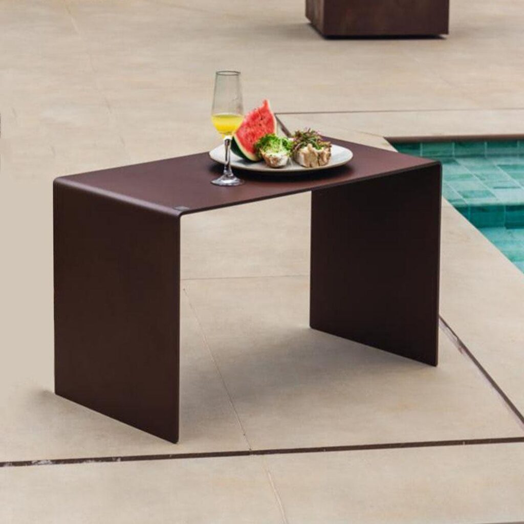 Mesa lateral minimalista ao lado da piscina com alimentos frescos, uma ideia funcional e elegante para decorar jardim.
