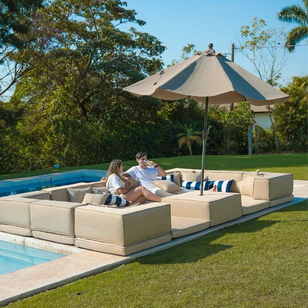 Sofás modulares com ombrelone em espaço ao ar livre, perfeitas ideias para área externa confortável e moderna.