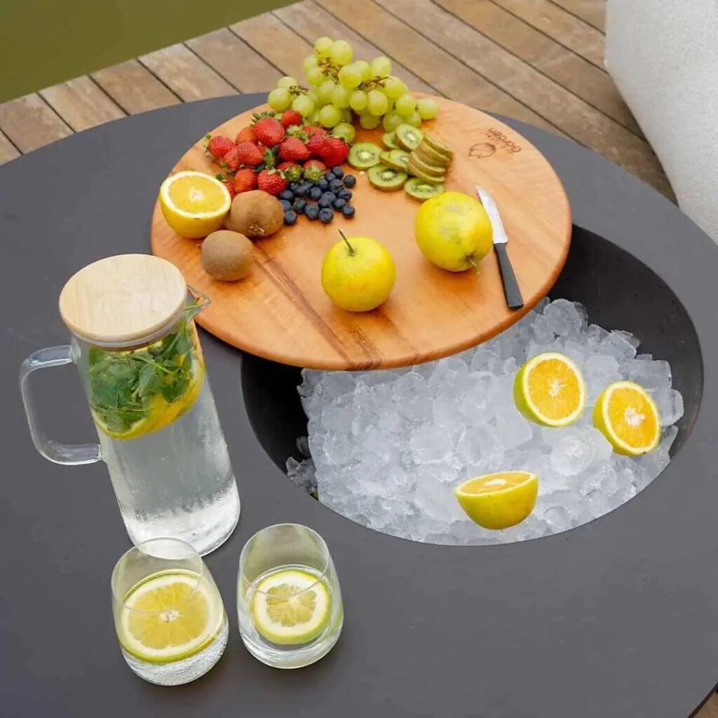 Uma champanheira, essencial na decoração de Réveillon na piscina, mantendo as bebidas geladas e exibindo frutas.