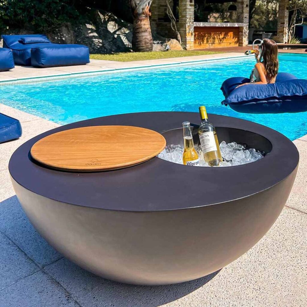 As champanheiras são acessórios essenciais para áreas de lazer, oferecendo uma maneira prática e elegante de manter bebidas frias e acessíveis, aprimorando a experiência de socialização e celebrações ao ar livre. 
