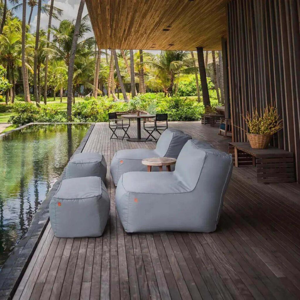 Para transformar sua pousada em um espaço de conforto e estilo, uma excelente estratégia é delimitar ambientes com puffs de jardim e modulares. Esses móveis oferecem flexibilidade e praticidade, permitindo criar zonas de convivência sem barreiras físicas.