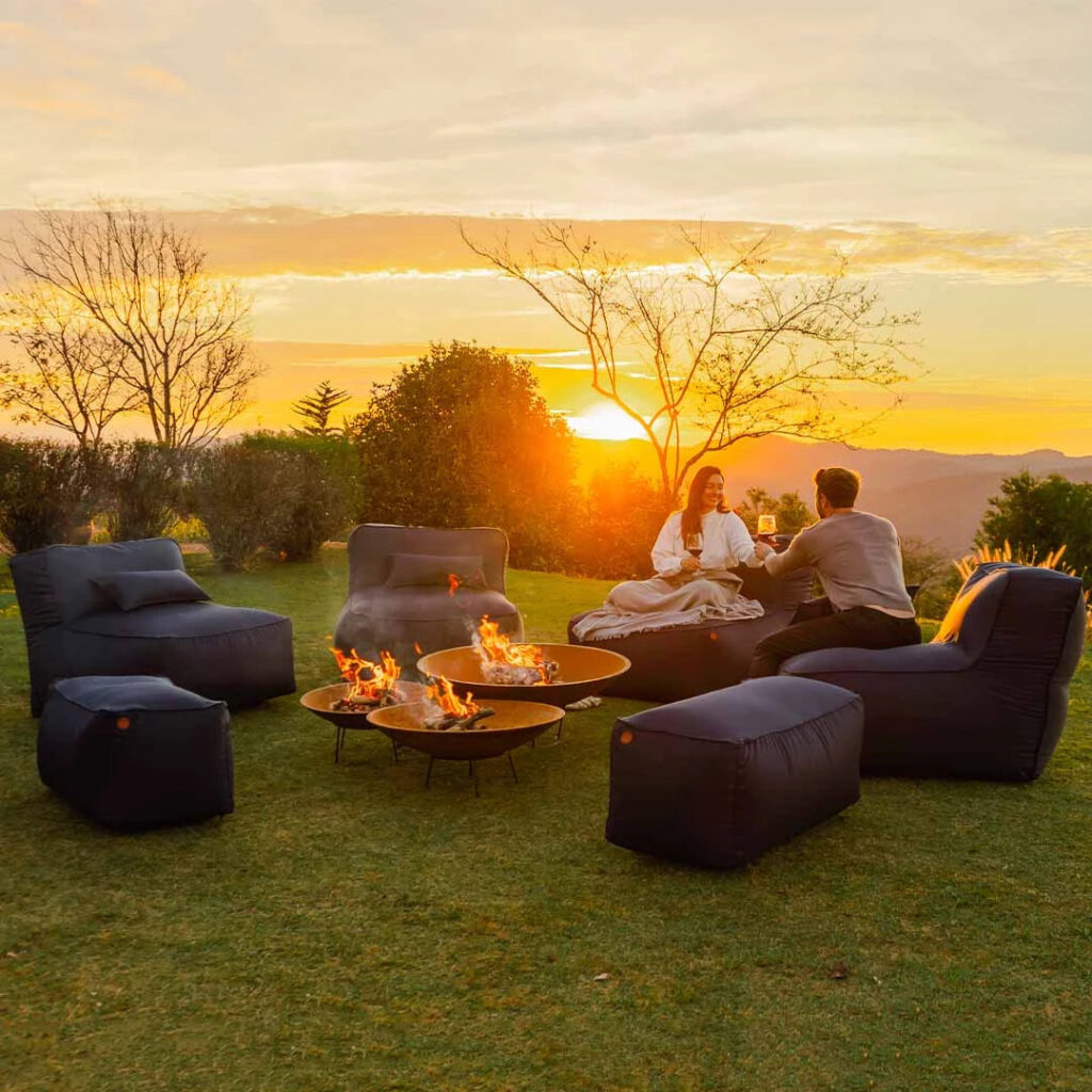 Ao decorar sua área gourmet externa, simplicidade e harmonia são fundamentais. A Eco Flame Garden oferece kits de móveis pensados para facilitar a criação de espaços práticos e elegantes, incluindo itens como firepits.