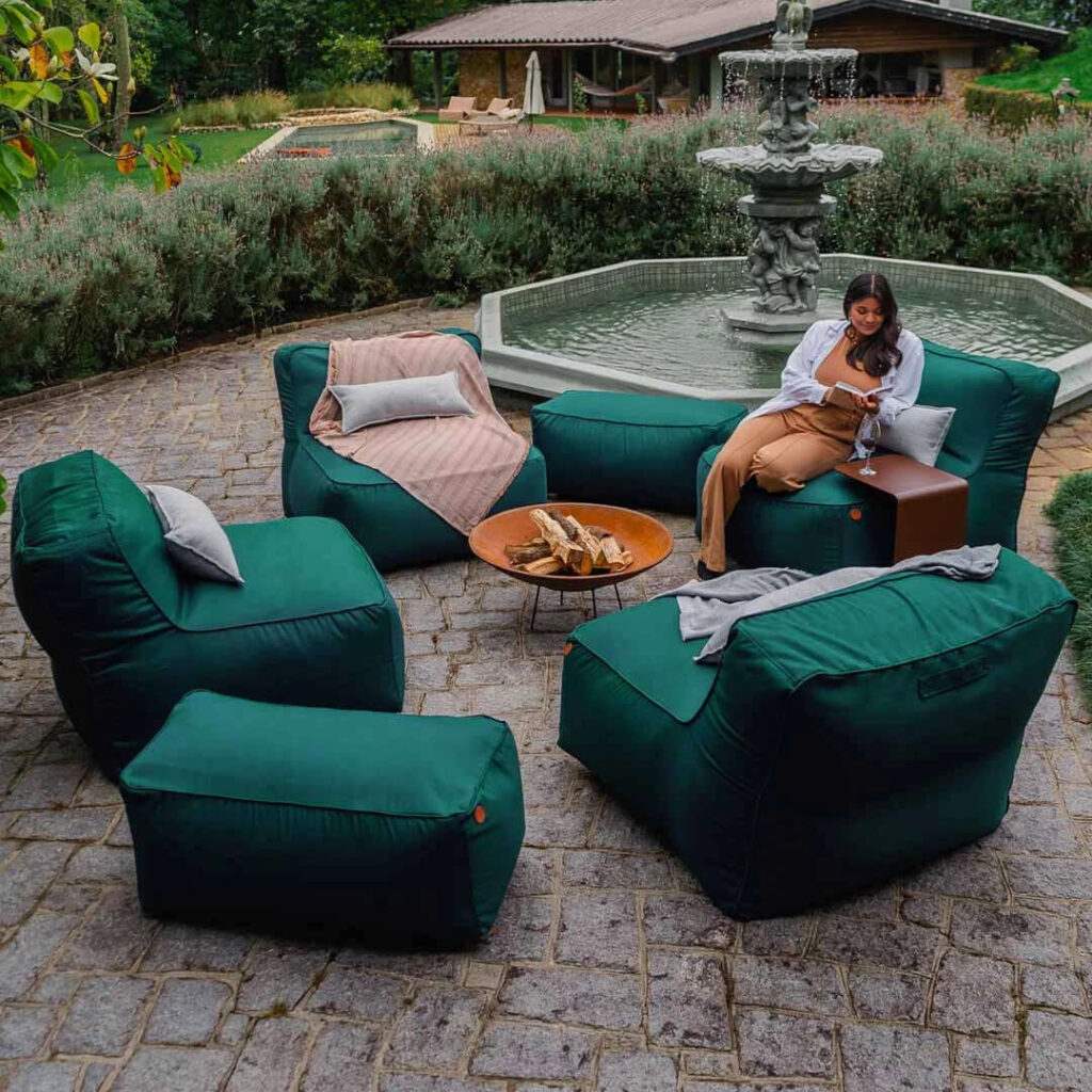 Para facilitar a montagem do seu lounge externo com lareira, a Eco Flame Garden oferece kits completos, incluindo puffs, ombrelones e lareiras de tacho. Opções como o kit com 3 puffs e uma lareira externa, ou o kit romântico com puff poltrona e apoio, são perfeitas para criar ambientes únicos e personalizados.