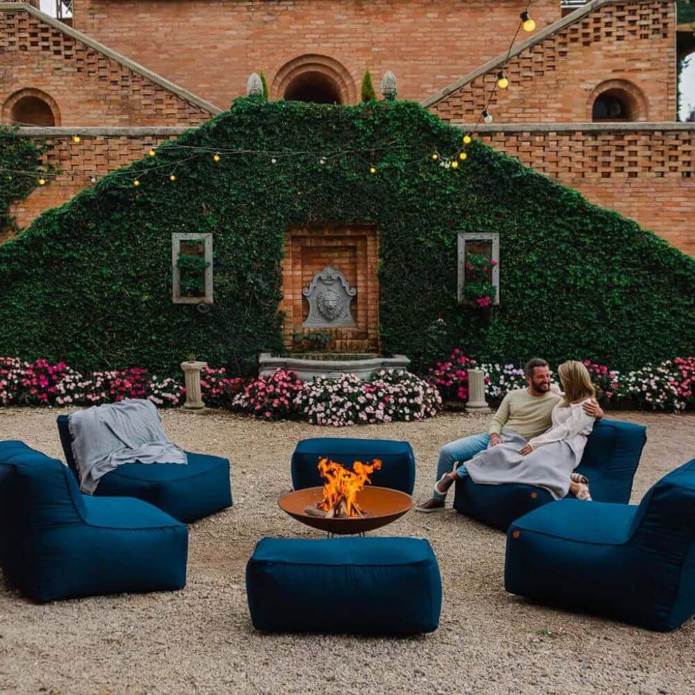 Os puffs para jardim e área de lazer são perfeitos para hotéis, agregando conforto e estilo aos espaços, como lounges externos e áreas de piscina. Feitos com materiais resistentes às intempéries, como tecidos repelentes à água e com proteção UV, eles mantêm sua aparência e funcionalidade em qualquer clima.