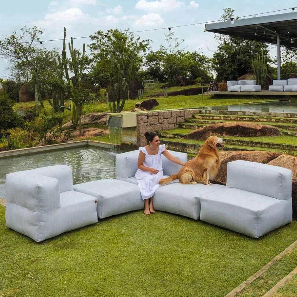 A flexibilidade dos puffs modulares torna-os essenciais para qualquer lounge de hotel. Sua capacidade de adaptação ao fluxo de hóspedes ou eventos específicos permite configurar o ambiente de maneira prática e dinâmica.