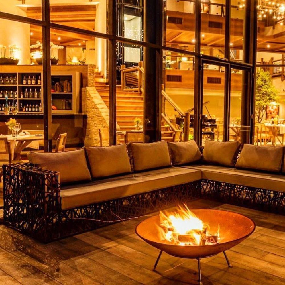 
As lareiras são itens que agregam um diferencial ao lounge do hotel, especialmente em regiões mais frias. Modelos como a lareira de tacho e a lareira de mesa criam um ambiente acolhedor e convidativo, funcionando também como um ponto de encontro para os hóspedes. 