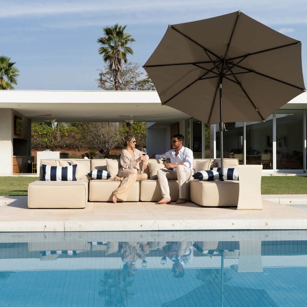A área de sol na sala é um espaço único que pode ser decorado com móveis para áreas externas, criando um ambiente acolhedor e relaxante. Para isso, é ideal apostar em puffs modulares, puffs de apoio, sofás confortáveis e móveis tramados.