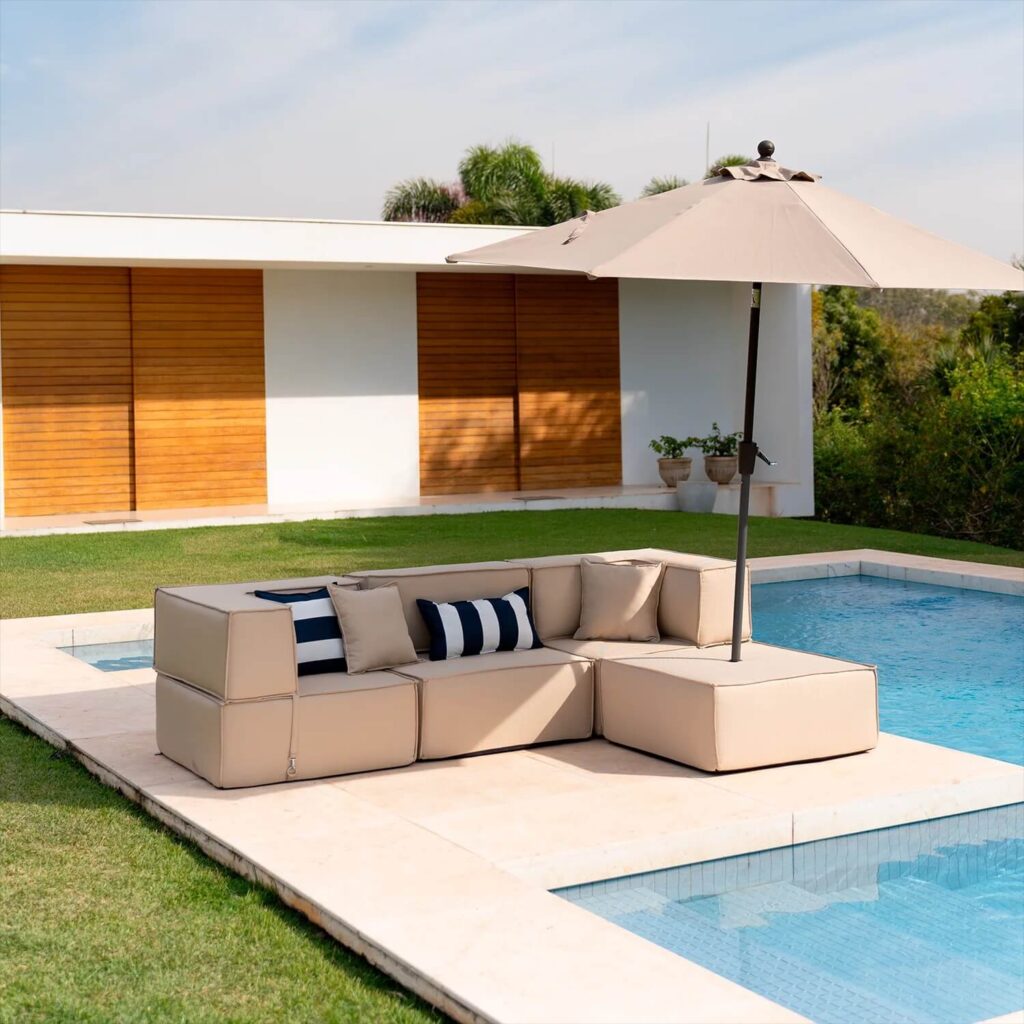 Os sofás para área externa oferecem conforto e um convite ao relaxamento, transformando o ambiente em um espaço perfeito para conversas prolongadas, descanso ou simplesmente para desfrutar da paisagem em boa companhia.
