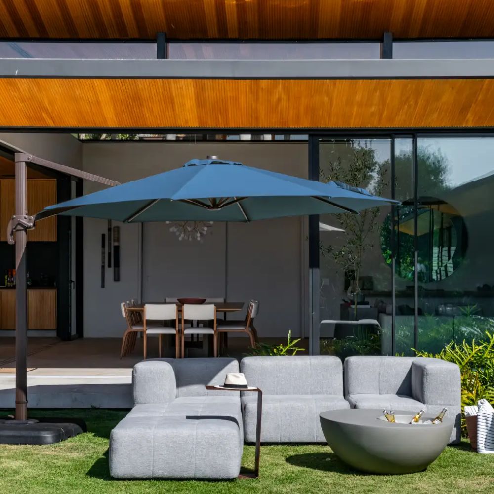 Os ombrelones são essenciais para a área externa do lounge do hotel, proporcionando sombra e conforto aos hóspedes em dias ensolarados. Além de sua função prática, eles também têm um papel estético, podendo ser escolhidos em cores que harmonizem com a decoração do ambiente.