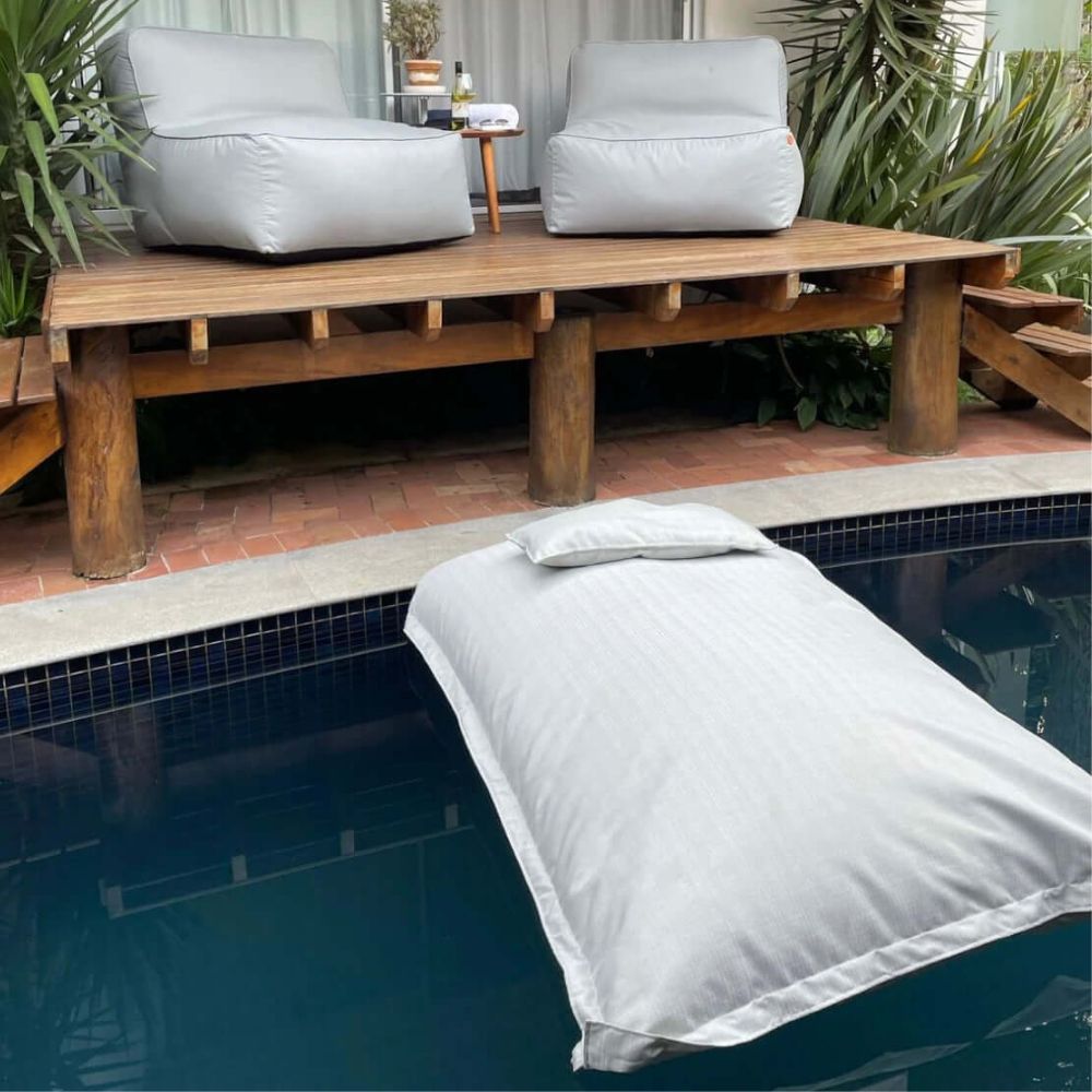 Equipar corretamente uma piscina cabana é essencial para proporcionar conforto e momentos de lazer. Itens como puffs, tapetes flutuantes e redes de descanso de tricô tornam a área mais funcional e convidativa, enquanto champanheiras adicionam sofisticação e mantêm as bebidas geladas. 