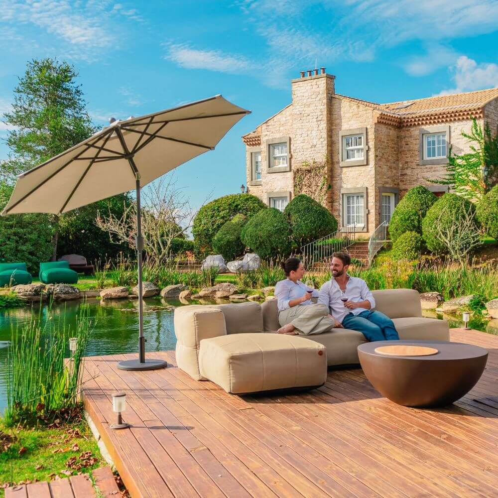 Disponibilizar champanheiras em lounges, jardins ou ao lado da piscina cria um ambiente de celebração e descontração, permitindo que os hóspedes da sua pousada se sirvam enquanto desfrutam do ambiente ao redor.