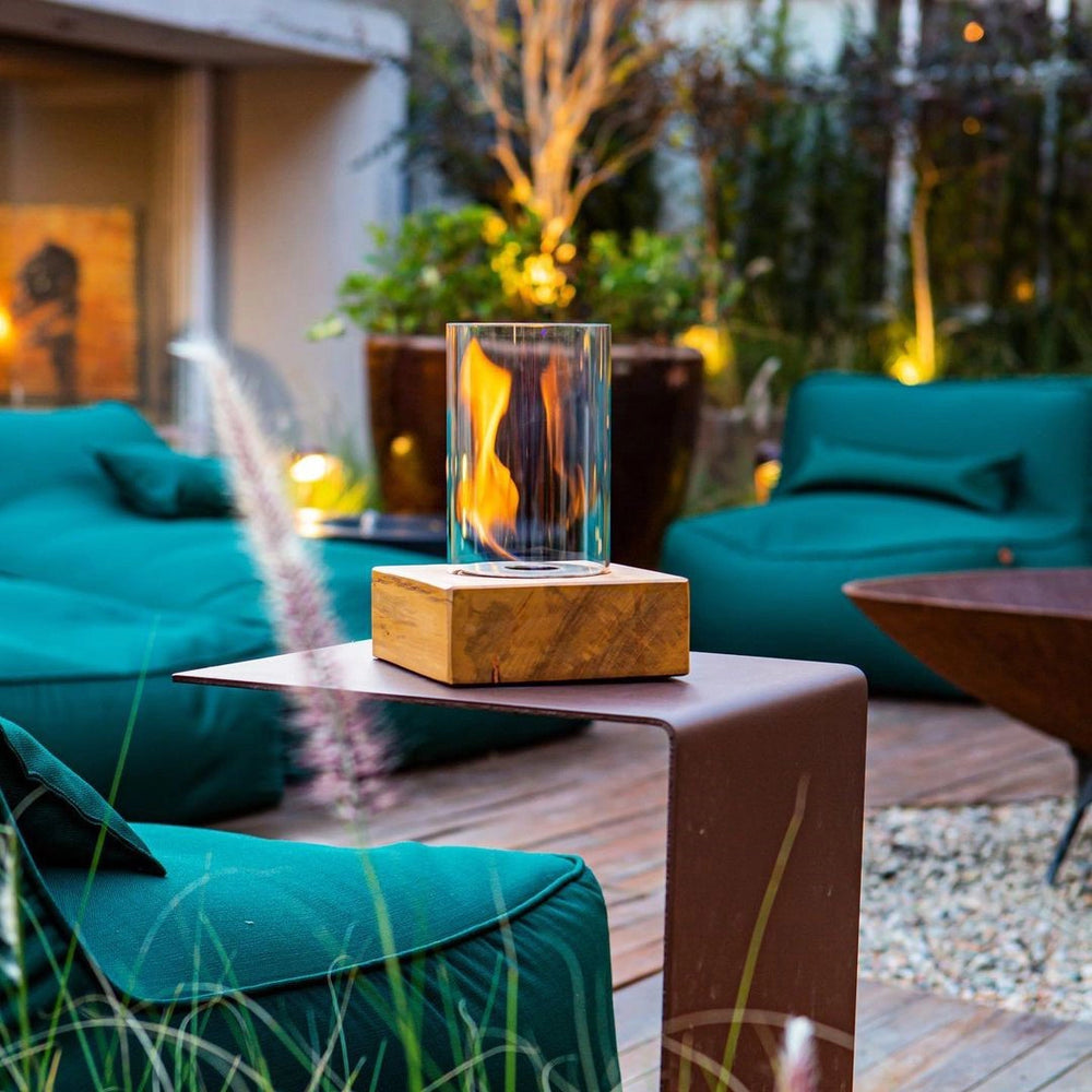 As lareiras de mesa são uma opção sofisticada de decoração para área externa, oferecendo calor nas noites mais frias e criando um ponto de encontro acolhedor para amigos e familiares. 