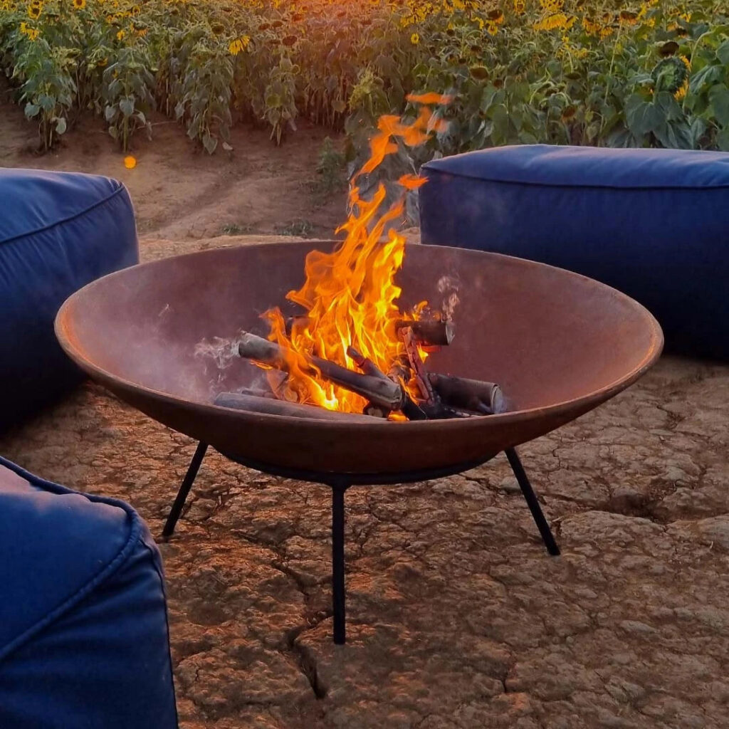 As lareiras a álcool são uma excelente escolha para aquecimento, oferecendo calor rápido sem a necessidade de infraestrutura complexa.
