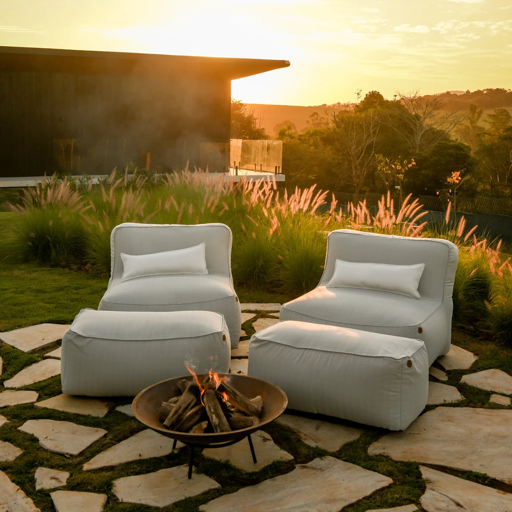Nossos kits de puffs com apoio são ideais para decorar o jardim, criando espaços perfeitos para confraternização e descanso. A área externa também pode ser aproveitada no frio! Os tachos Corten para lareira trazem charme e conforto, aquecendo o ambiente e tornando o jardim acolhedor, mesmo nos dias mais gelados.