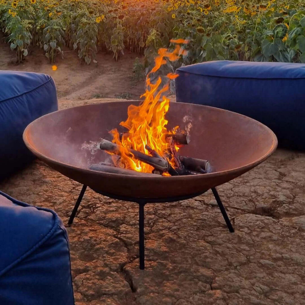 Escolher o tacho ideal para sua lareira externa é fundamental para garantir uma experiência acolhedora e duradoura. O tacho é o coração da lareira, responsável por abrigar o fogo e manter o ambiente quente e confortável. 