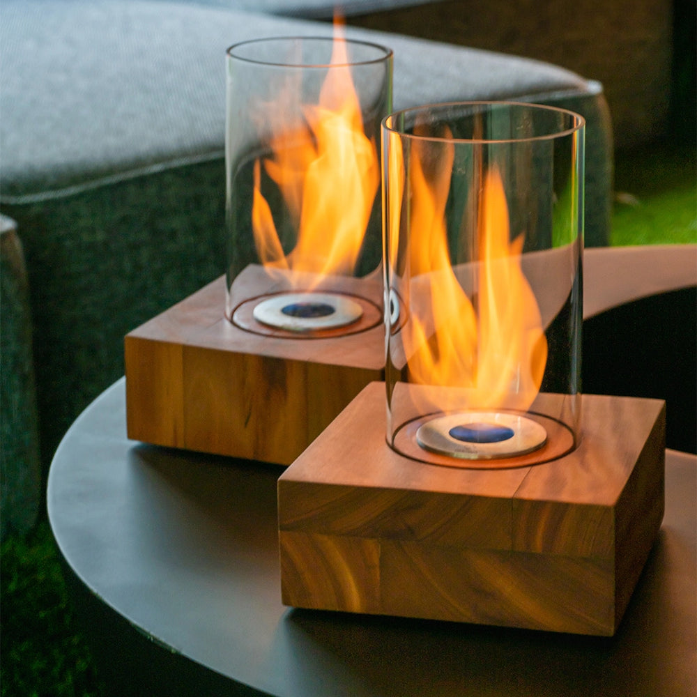 As lareiras de mesa são mais compactas e portáteis, ideais para adicionar calor e sofisticação em diferentes áreas da sua área de lazer em condomínio de luxo.
