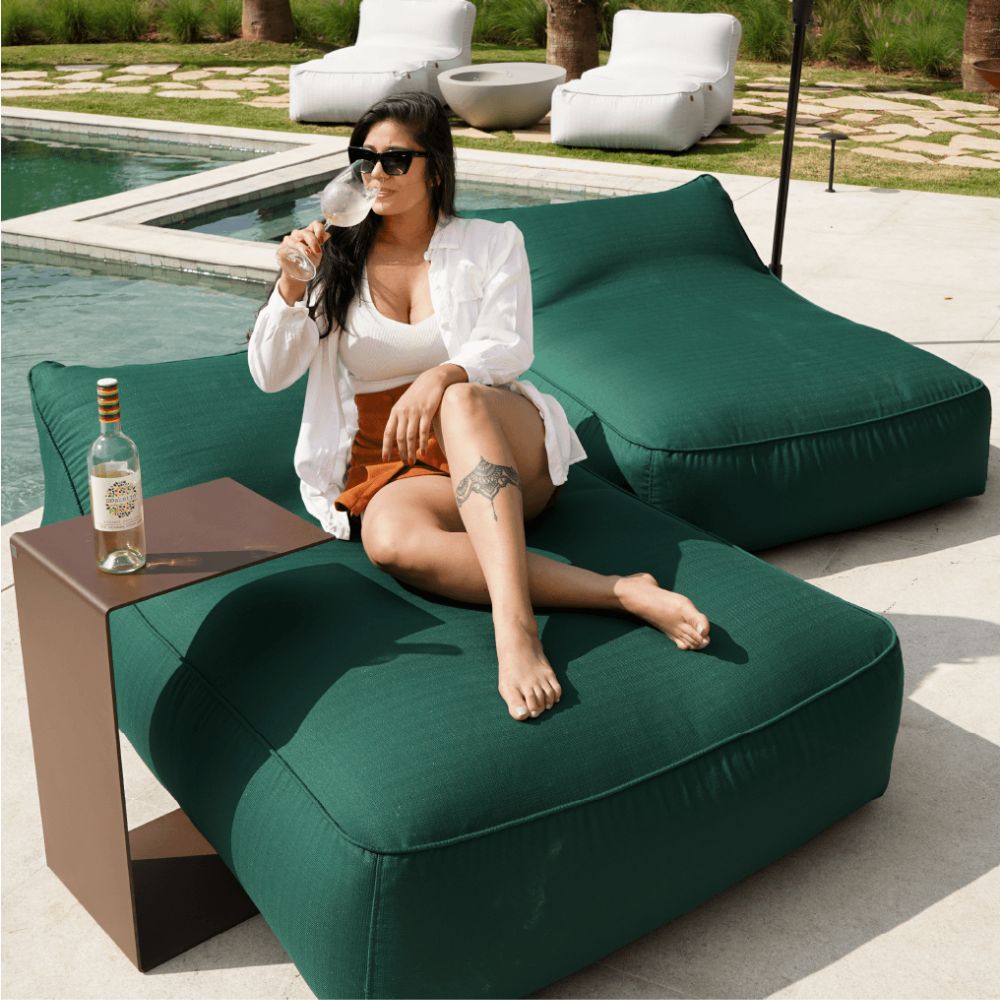 As mesas de apoio são essenciais para garantir praticidade e conforto ao ambiente externo. Elas oferecem uma superfície conveniente para apoiar bebidas, petiscos ou objetos decorativos, sem ocupar muito espaço.