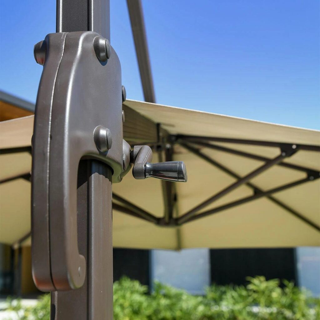 O Ombrelone Cantilever oferece flexibilidade e ampla sombra. Sua estrutura lateral em alumínio permite que a base fique fora da área coberta, proporcionando liberdade de movimento e sem obstáculos no chão.