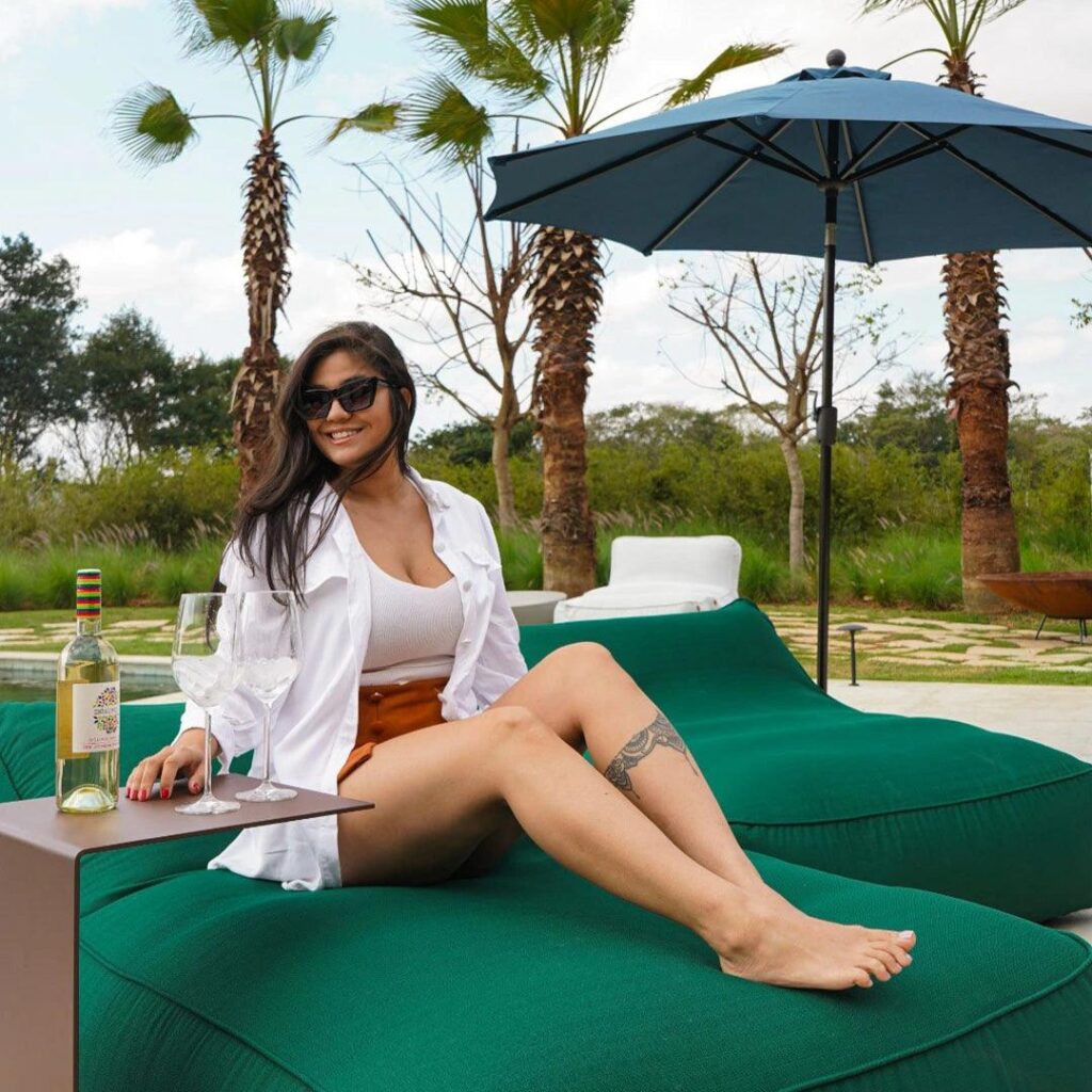 Com duas espreguiçadeiras confortáveis e duráveis, e um ombrelone grande de 2,75 metros, o kit oferece conforto para tomar sol ou ler, enquanto o ombrelone garante sombra refrescante nos dias quentes.
