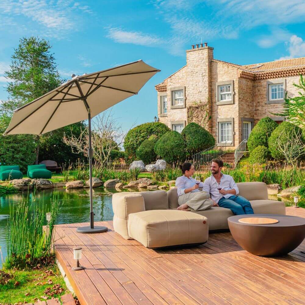 Os ombrelones são essenciais para áreas externas, proporcionando sombra, proteção contra o sol e um toque de elegância ao ambiente. 
