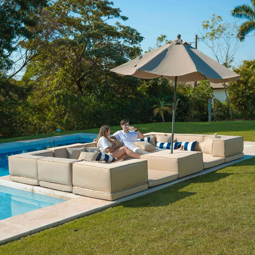 Os ombrelones são uma excelente escolha de cobertura para áreas externas, combinando funcionalidade e estilo. Ao contrário de outras estruturas fixas, são altamente versáteis, podendo ser facilmente movidos e ajustados conforme a necessidade. 