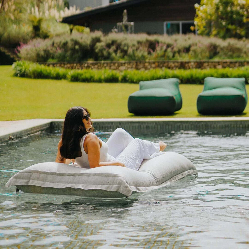 Os puffs flutuantes para piscina oferecem luxo e conforto, feitos com materiais resistentes à água e duráveis, projetados para flutuar na piscina enquanto você relaxa ao sol. Disponíveis em diversas cores, permitem personalizar o ambiente externo e agregar beleza ao espaço. Descubra todas as opções de puffs para piscina na Eco Flame Garden!