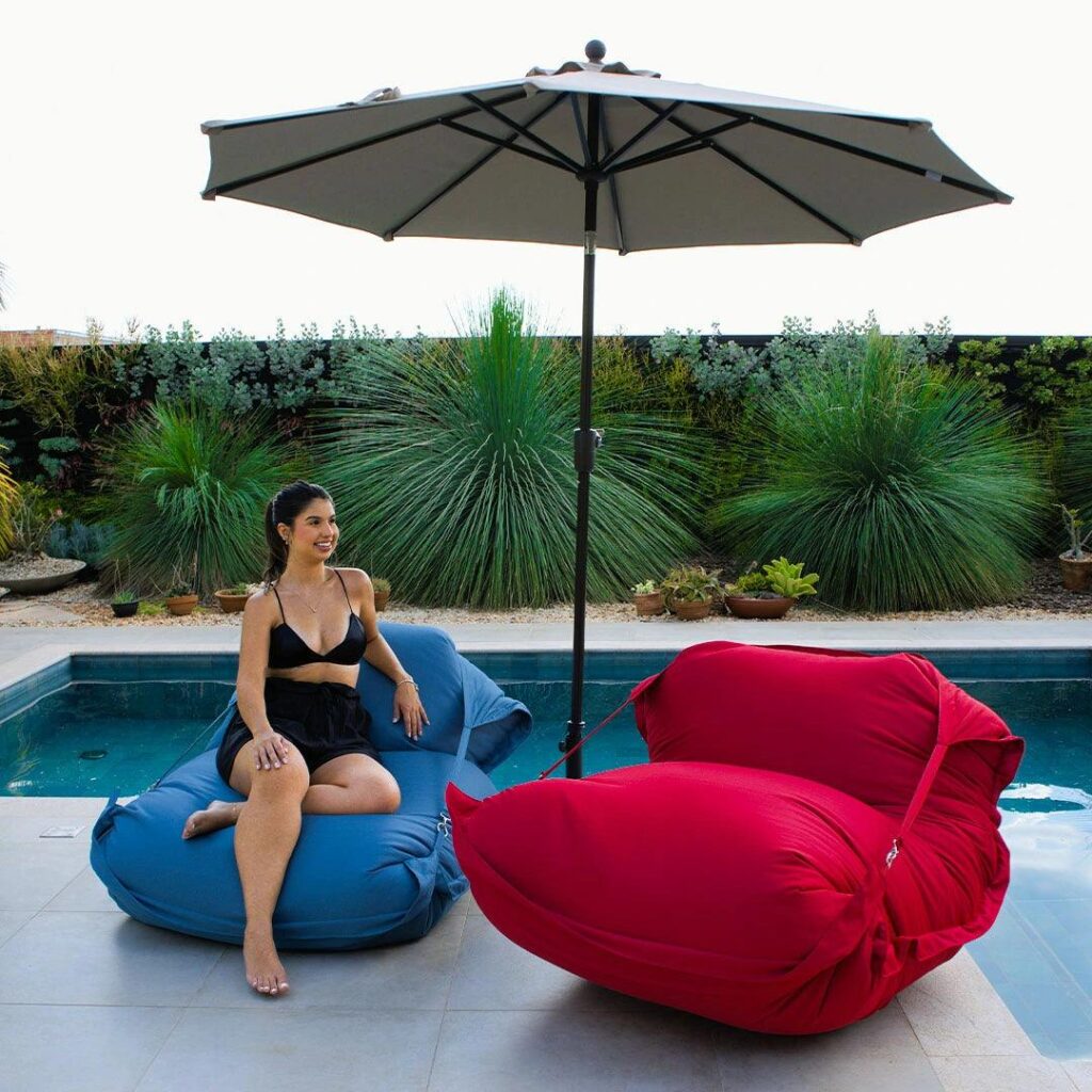 Ao adquirir o kit 2 Puffs de Piscina você também ganha um ombrelone de 2,75m, proporcionando sombra e proteção, completando seu espaço ao ar livre com sofisticação e praticidade.