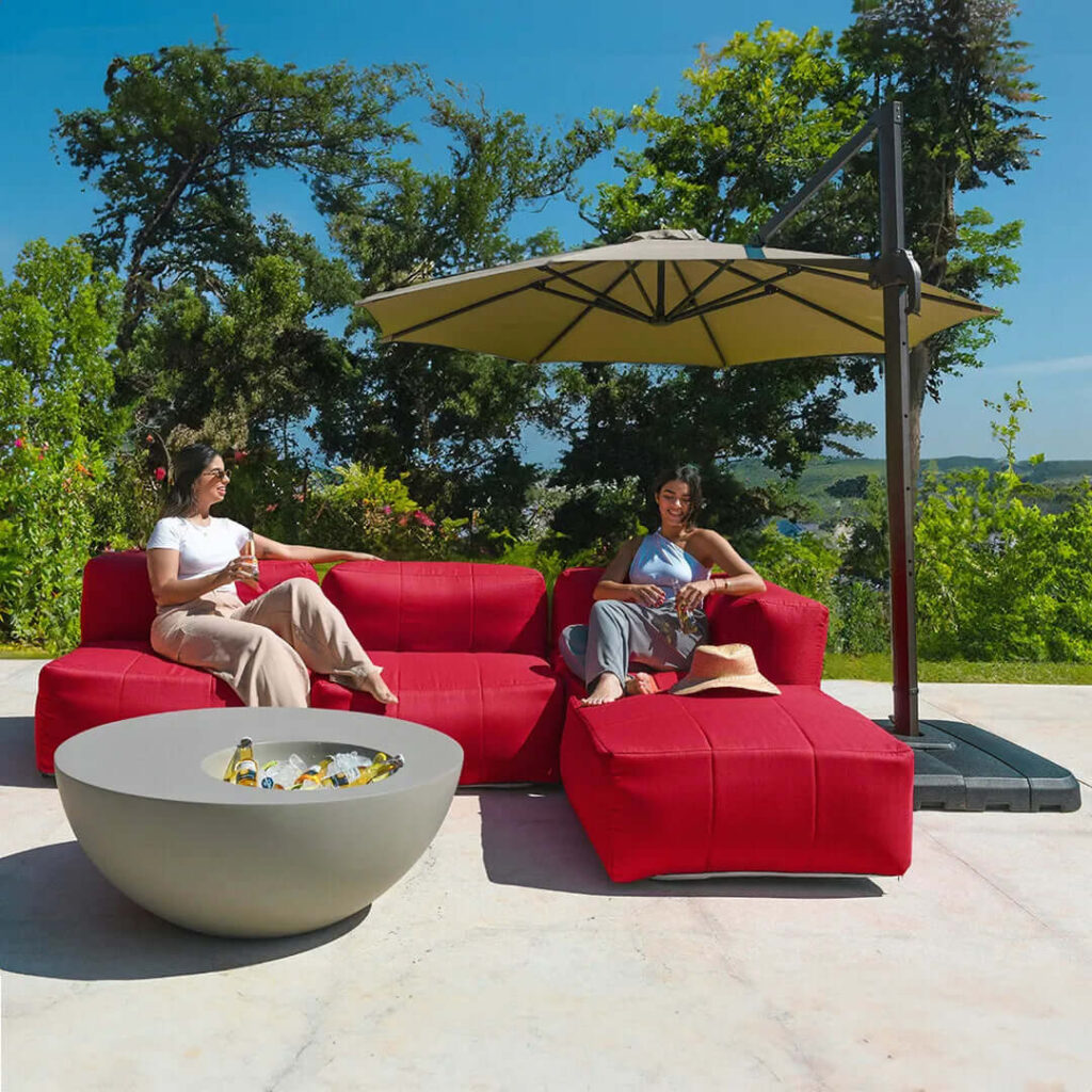 A combinação perfeita para quem quer decorar áreas externas e projetos de area de lazer, Inclui quatro puffs modulares, que criam uma sala de estar externa, uma champanheira para manter as bebidas na temperatura ideal e um ombrelone grande.