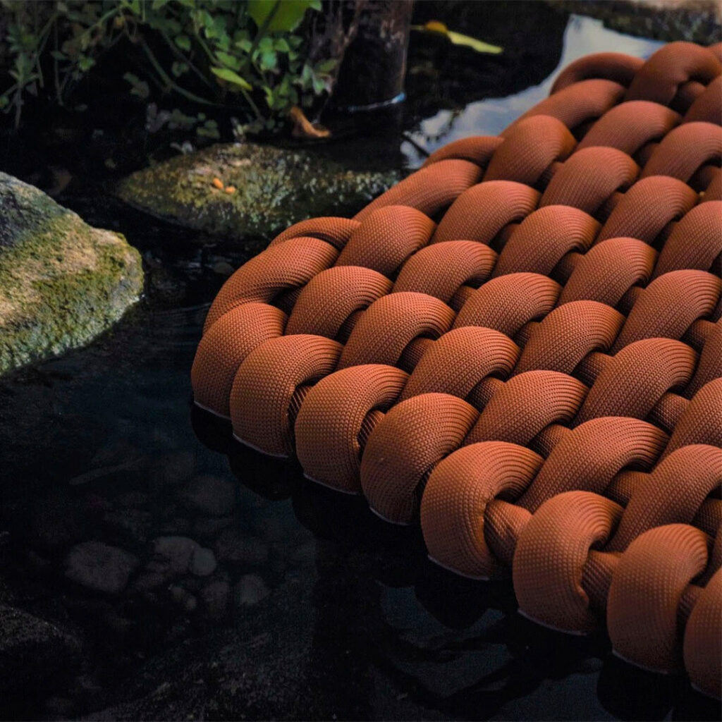 O tapete flutuante para piscina da Eco Flame Garden combina estética, funcionalidade e durabilidade. Desenvolvido para resistir ao tempo, é repelente à água, garantindo conforto e praticidade para o dia a dia. 