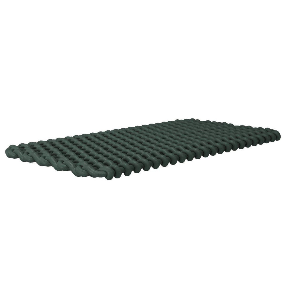 O tapete flutuante da Eco Flame Garden é feito com materiais de alta qualidade, como tramas náuticas, que oferecem durabilidade, conforto e fácil manutenção. A capa é resistente ao sol, umidade e cloro, tornando-o ideal para uso externo. 
