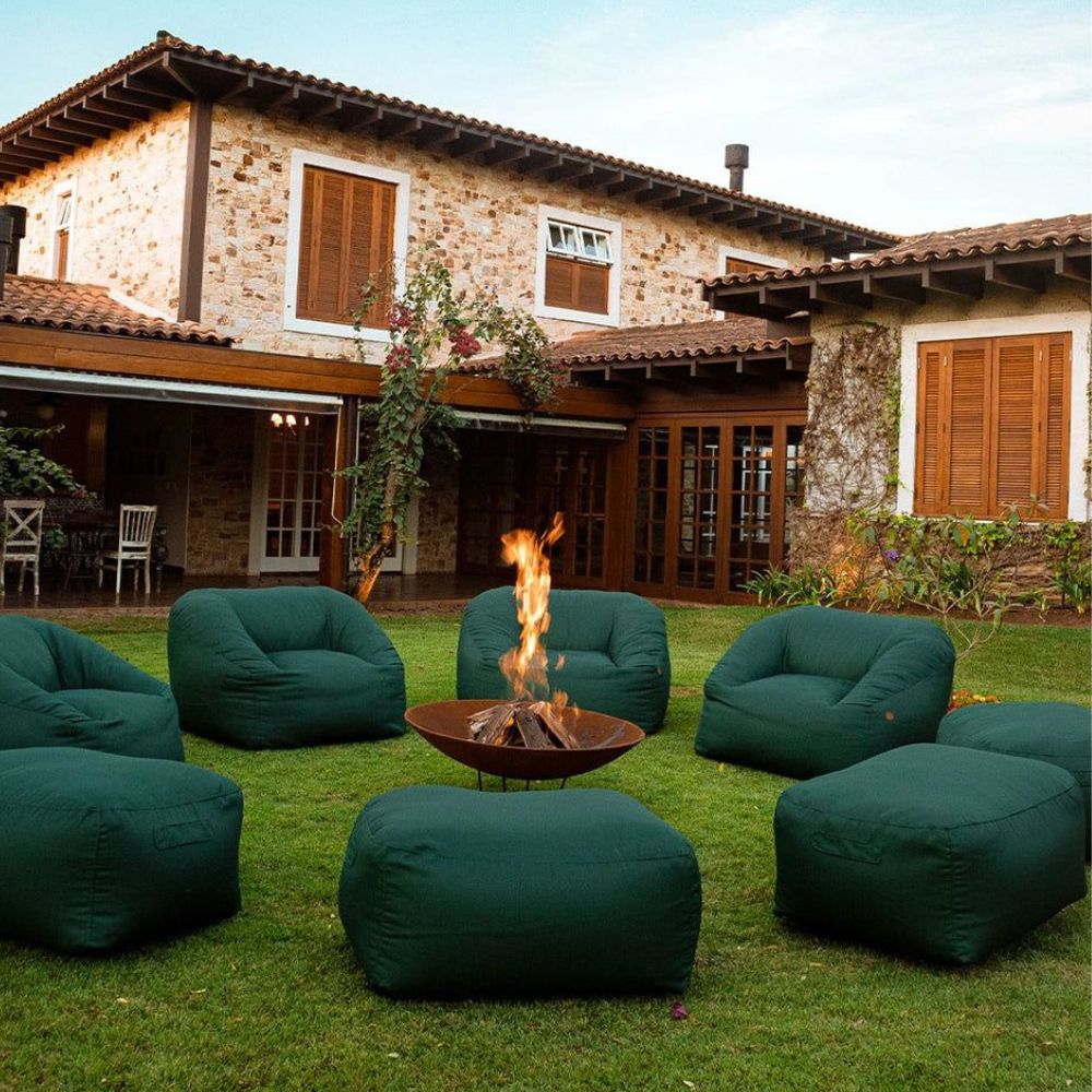 Os puffs de jardim são itens essenciais para o lounge de um hotel devido à sua versatilidade. Eles permitem criar diferentes arranjos conforme as necessidades do momento e são confortáveis, além de estarem disponíveis em várias cores e materiais, adaptando-se à estética do espaço.