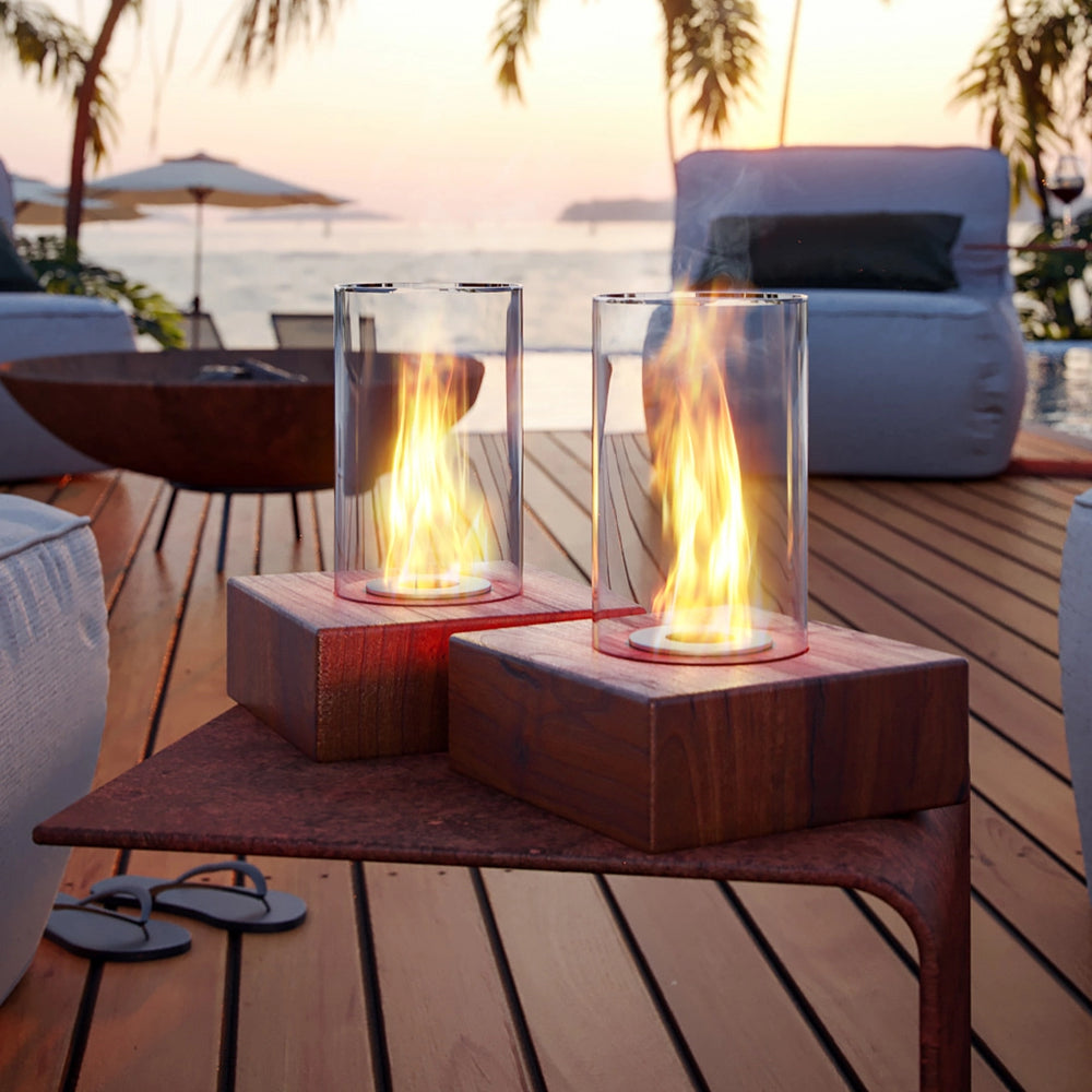 As lareiras de mesa são compactas, portáteis e perfeitas para ambientes internos ou externos. Elas adicionam elegância e modernidade, funcionando bem como peças decorativas em mesas de centro ou laterais.
