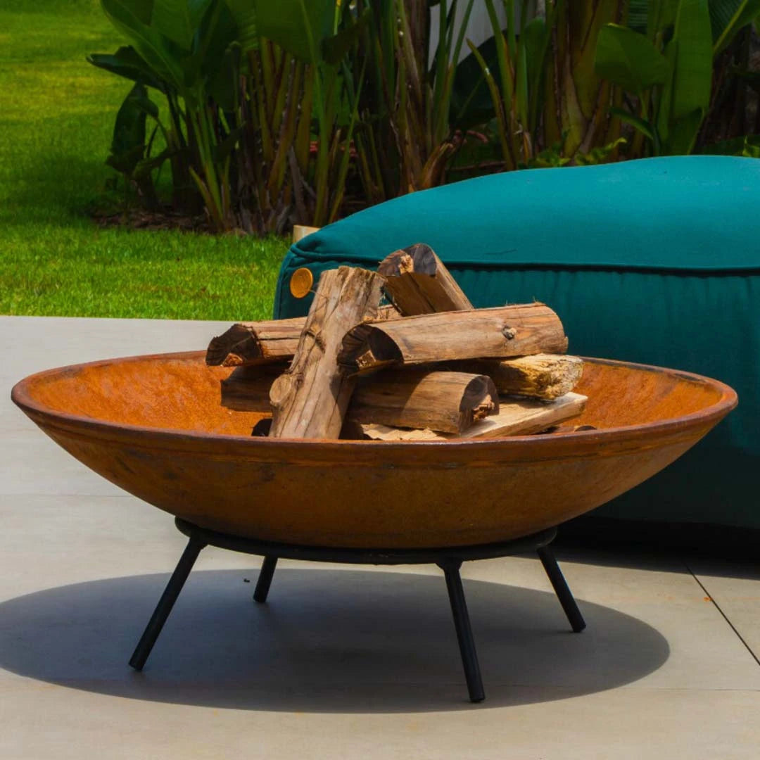 A lareira ecológica externa de tacho é ideal para jardins, terraços e até ambientes internos amplos. Seu design robusto a torna o ponto central de encontros sociais, oferecendo calor e estilo ao espaço.