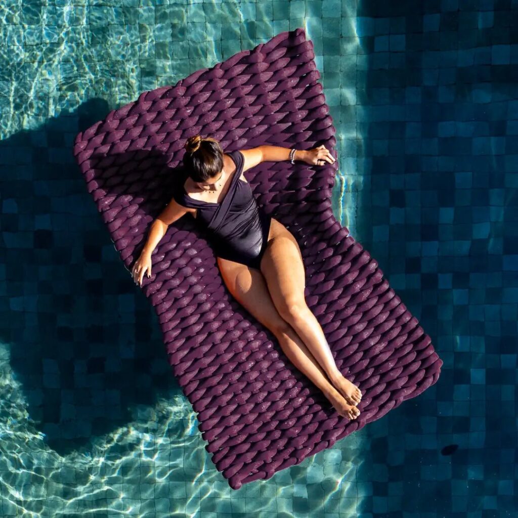 O tapete flutuante é uma adição divertida e confortável à piscina cabana, permitindo que as pessoas relaxem sobre a água. Oferecendo uma superfície estável e confortável para deitar ou sentar, é ideal para quem deseja aproveitar o sol sem sair da piscina.